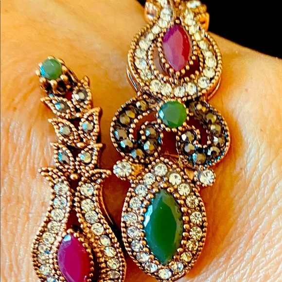 BOHEMIAN GORGEOUS ANTIQUE GOLD BRACELET with Green & Red Beautiful Stones - Picture 4 of 13